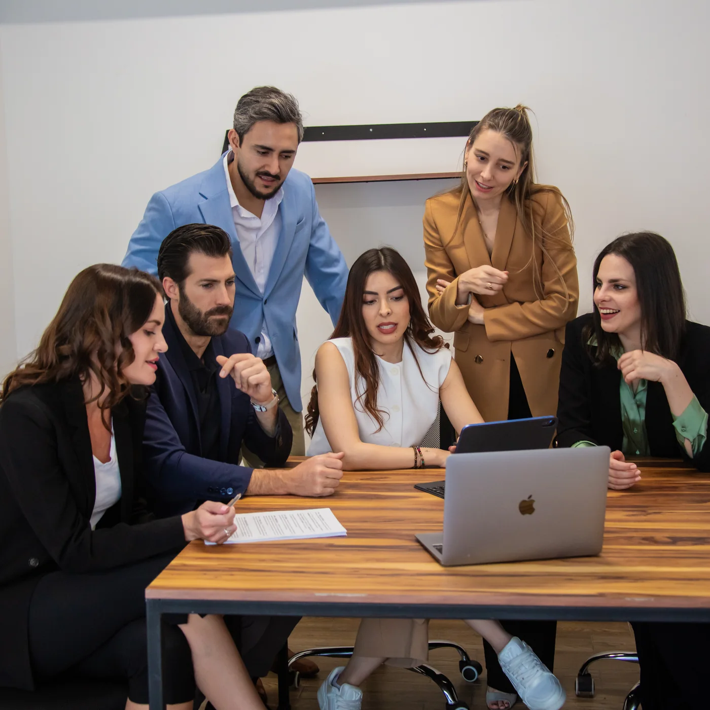 Personas colaborando en LinkWork